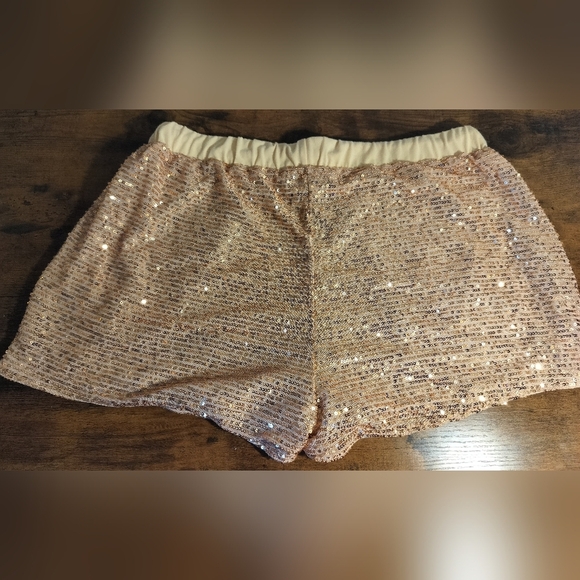 Gold Cargo Shorts with Elastic Waistband and Relaxed Fit - Picture 2 of 5